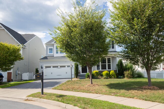 Building Photo - 5 Bed, 4.5 Bath Single Family Home in Step...