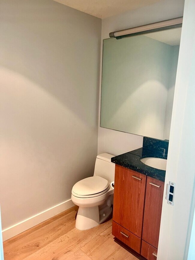 Building Photo - Stunning 1 bedroom, 1.5 bath in The Grande...