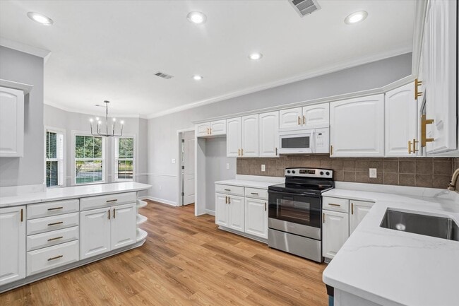 Building Photo - Spacious 5-Bedroom Home on 1.5+ Acres in West Side School District