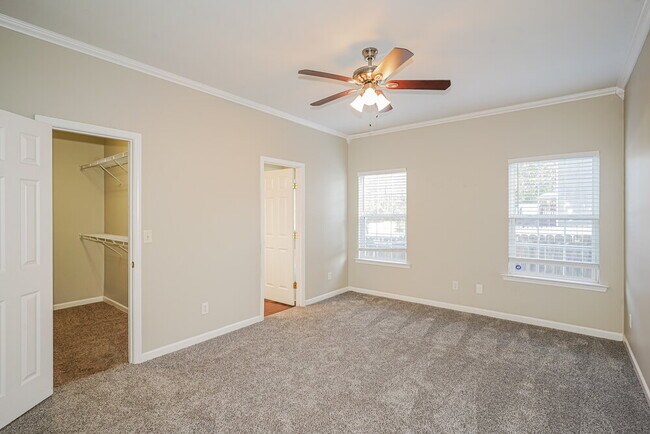 Building Photo - 1022 Seven Oaks Blvd