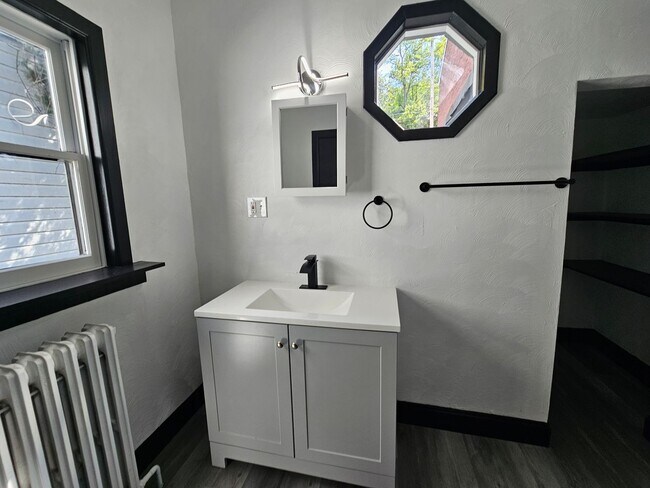 Building Photo - Fully Updated 3 bedroom 1 bath house for rent in the South Side Flats