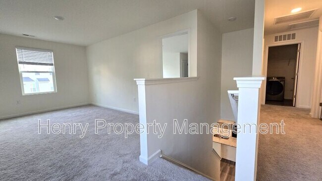 Building Photo - 14 White Hart Ct