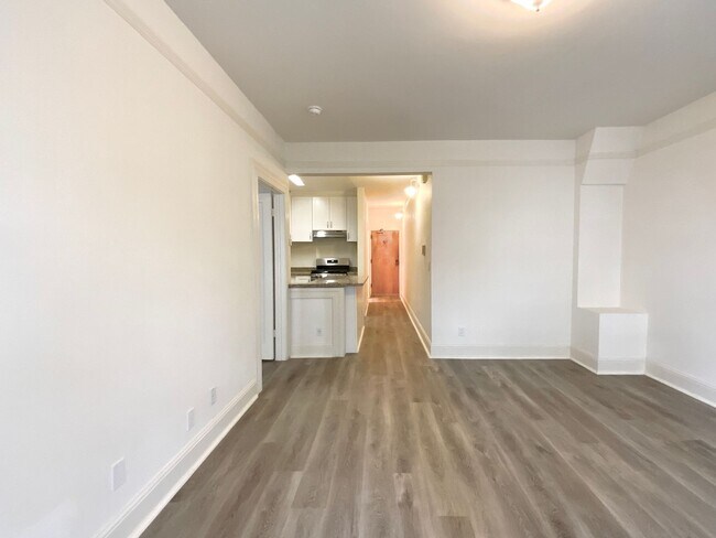 Building Photo - UPDATED 1BR! DISHWASHER! HARDWOOD! Laundry On-Site