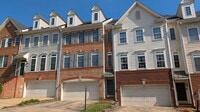 Building Photo - Spacious townhome