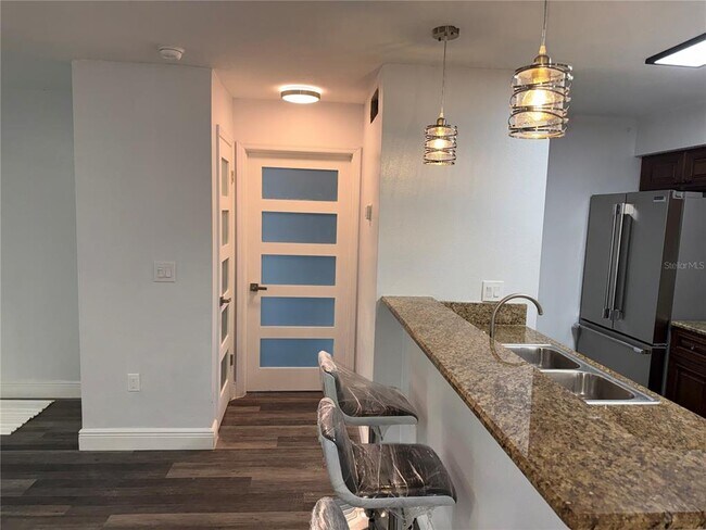 Building Photo - 9481 Highland Oak Dr