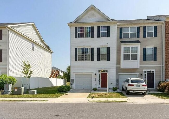 Building Photo - 3 level End Unit townhouse w/bump out in B...