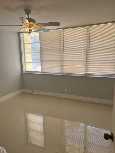 Building Photo - 1825 S Ocean Dr