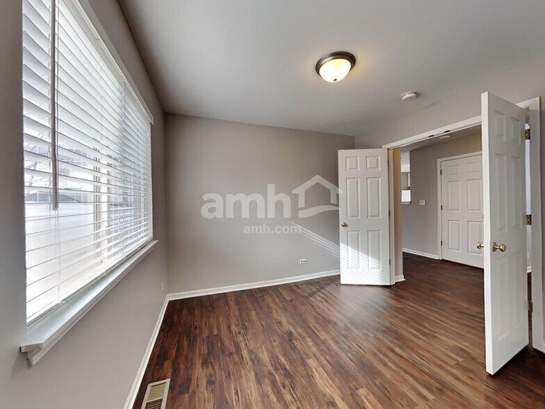 Building Photo - 2811 Stonebridge Dr