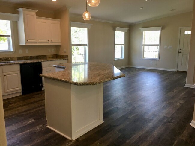 Building Photo - 146 Highland Dr