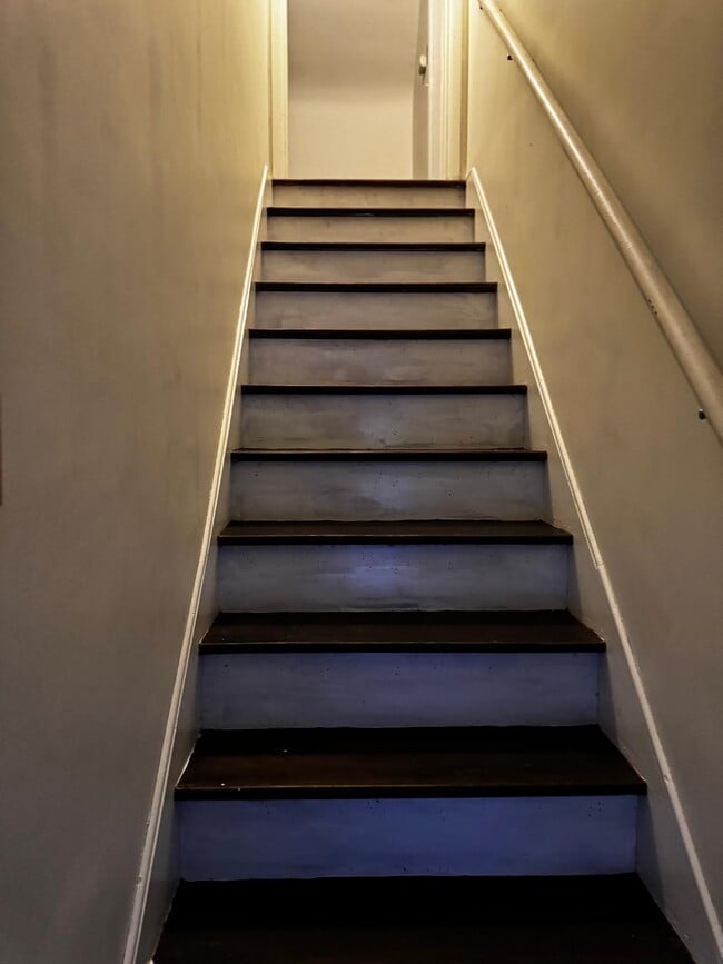 Building Photo - 608 Montrose Ave