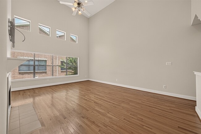 Building Photo - 733 W 22nd St