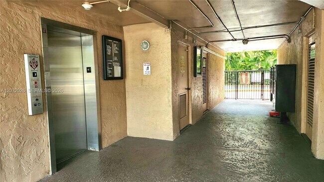 Building Photo - 2700 Coral Springs Dr