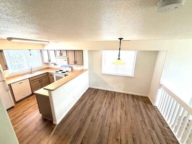 Building Photo - Gorgeous 3 bed/2.5 bath townhome in Welby ...