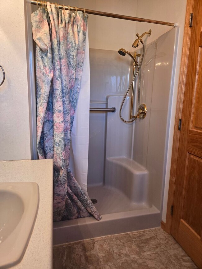 Building Photo - Home on the Lake