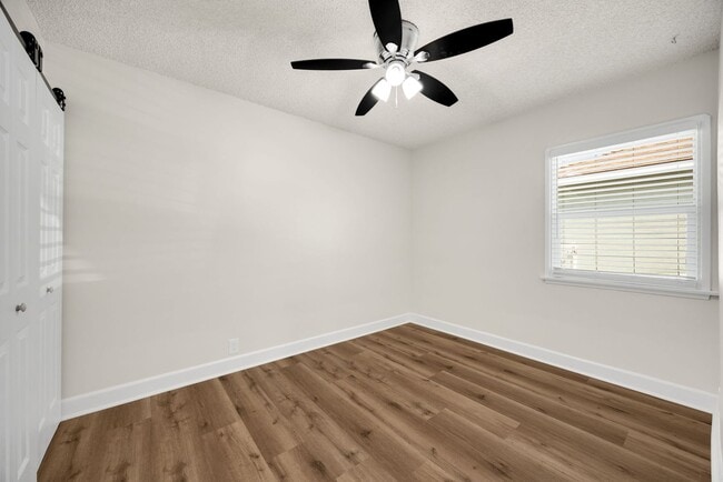 Building Photo - 3 Bed / 2 Bath Home with 2 Car Garage