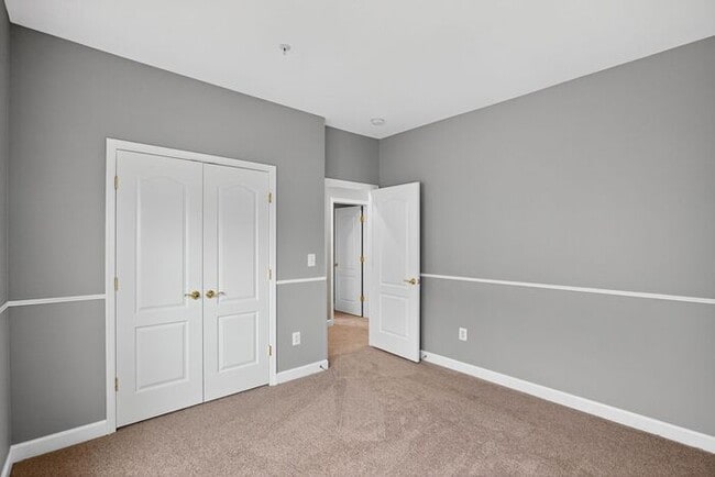 Building Photo - 2983 Devonfield Ave