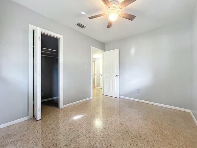 Building Photo - 1706 Cambridge Dr