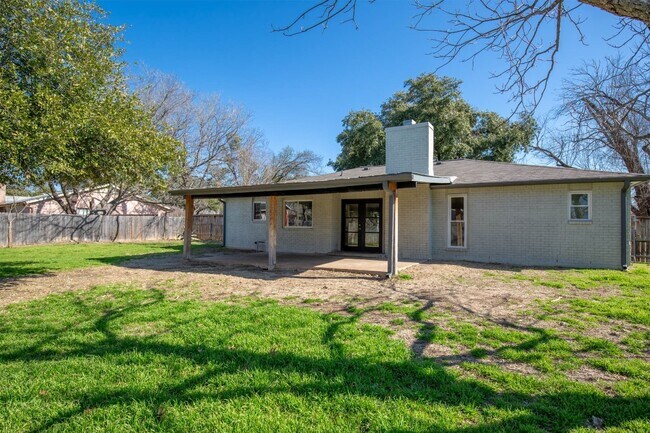 Building Photo - 1512 W Mesa Park Dr