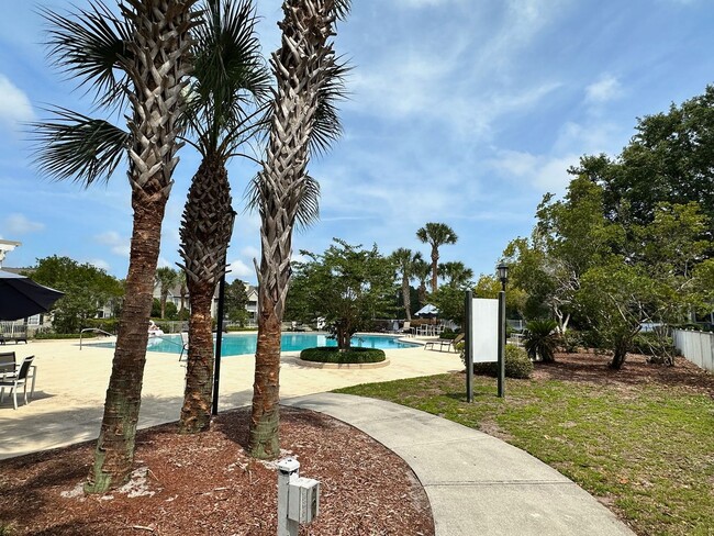 Building Photo - 2 Bed/2 Bath Condo, Gated security, Tons o...