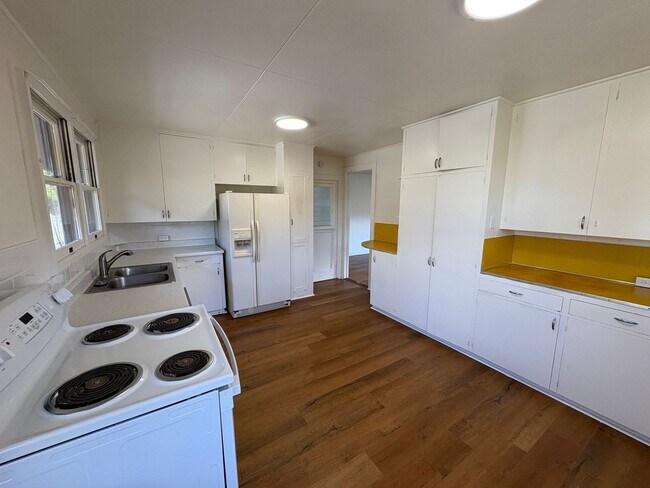 Building Photo - Charming 3 bedroom, 1 bath home in Manoa!