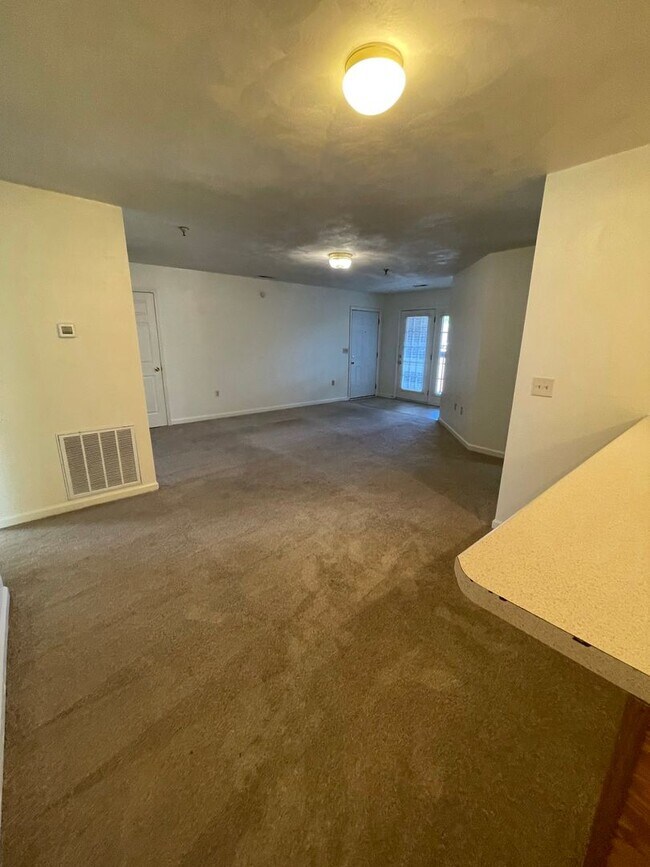 Building Photo - 4 Bedroom 2 Bathroom 2nd Floor