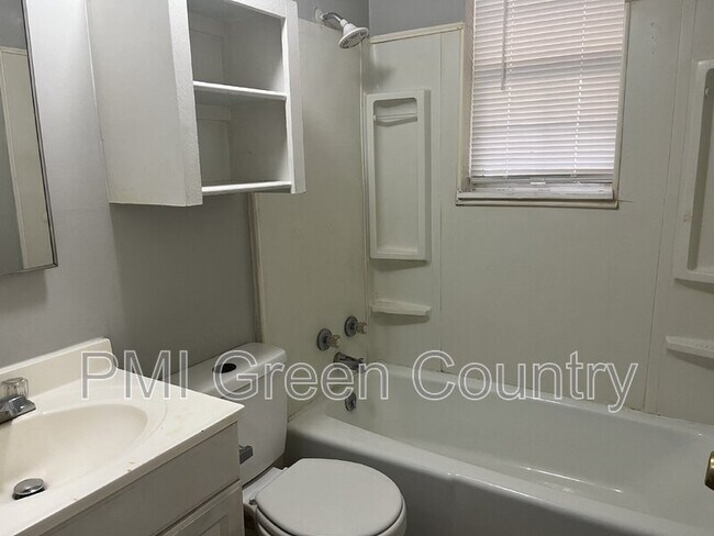 Building Photo - 405 S Maple St
