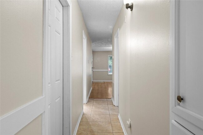Building Photo - 1417 Hillside Dr