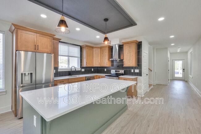 Building Photo - 402 E Trinity Ln