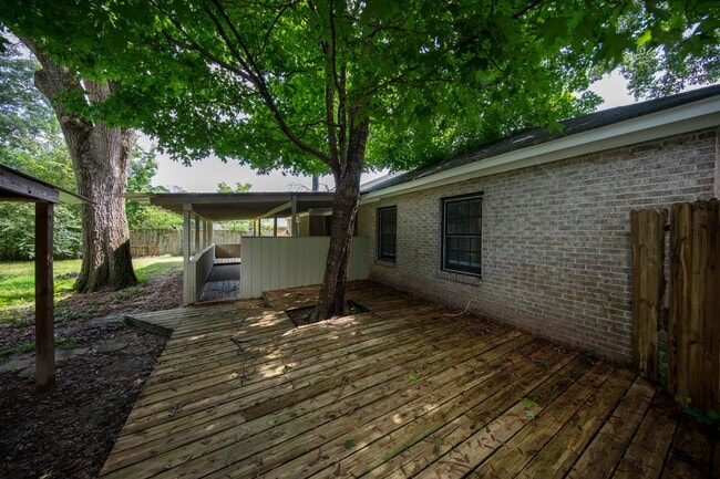 Building Photo - ** 4 bed 2 bath located in Dalraida close ...