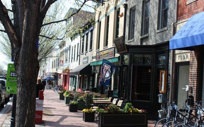 Building Photo - 1012 7th St SE