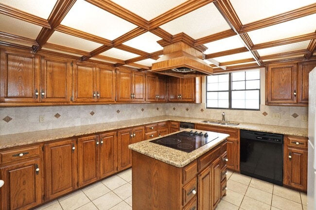 Building Photo - Spacious Canyon Home