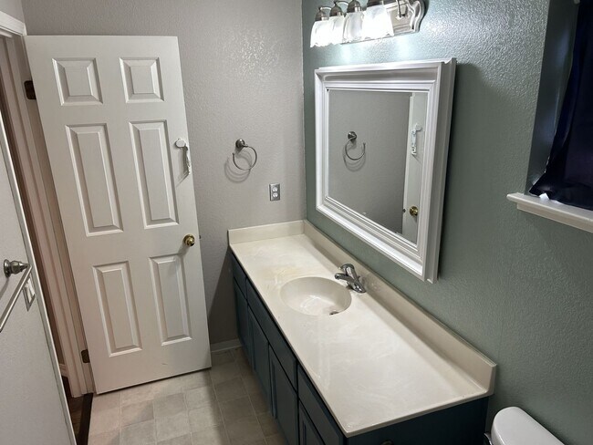 Building Photo - Beautiful East Petaluma 3 Bedroom, 2.5 Bath Home