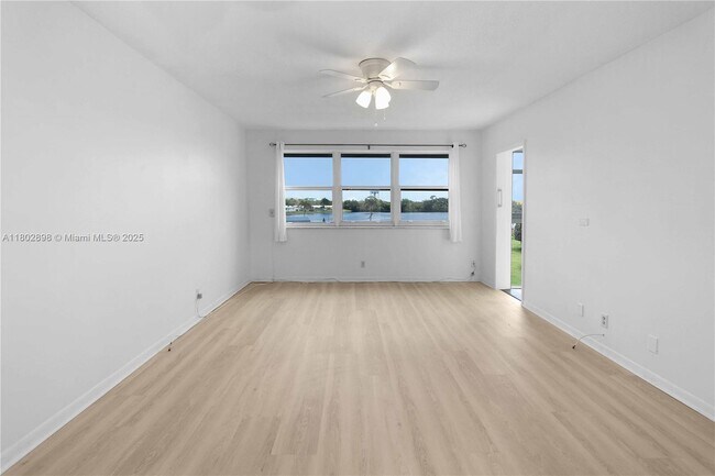 Building Photo - 2223 Park Ln