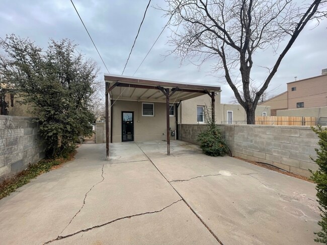Building Photo - 405 Vassar Dr SE