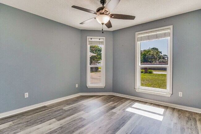 Building Photo - Welcome to your dream home! This stunning 4-bedroom, 3-bathroom residence is perfectly situated n...
