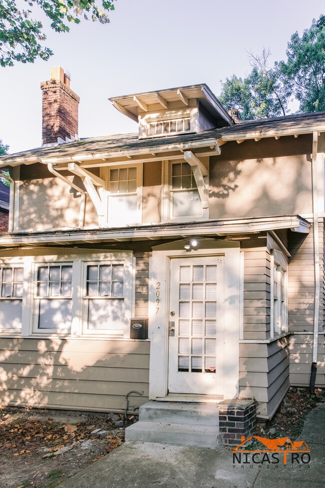 Building Photo - 2097 Summit St