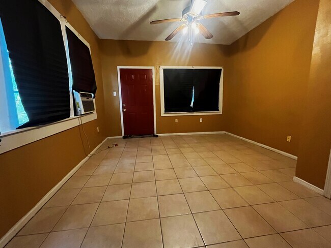 Building Photo - 2331 Saint Anthony St