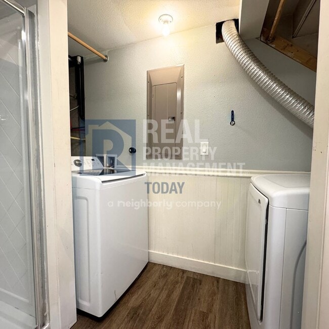 Building Photo - Charming 3 Bedroom Move In Ready!