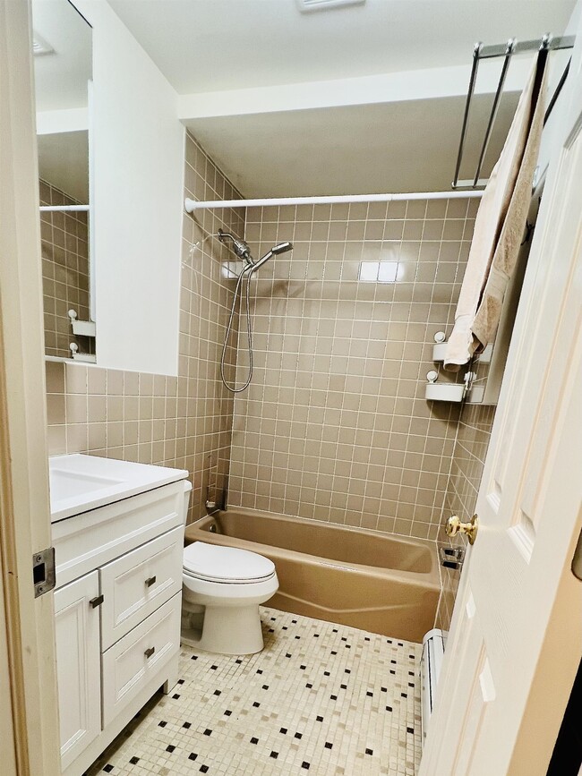 Building Photo - 724 6th St