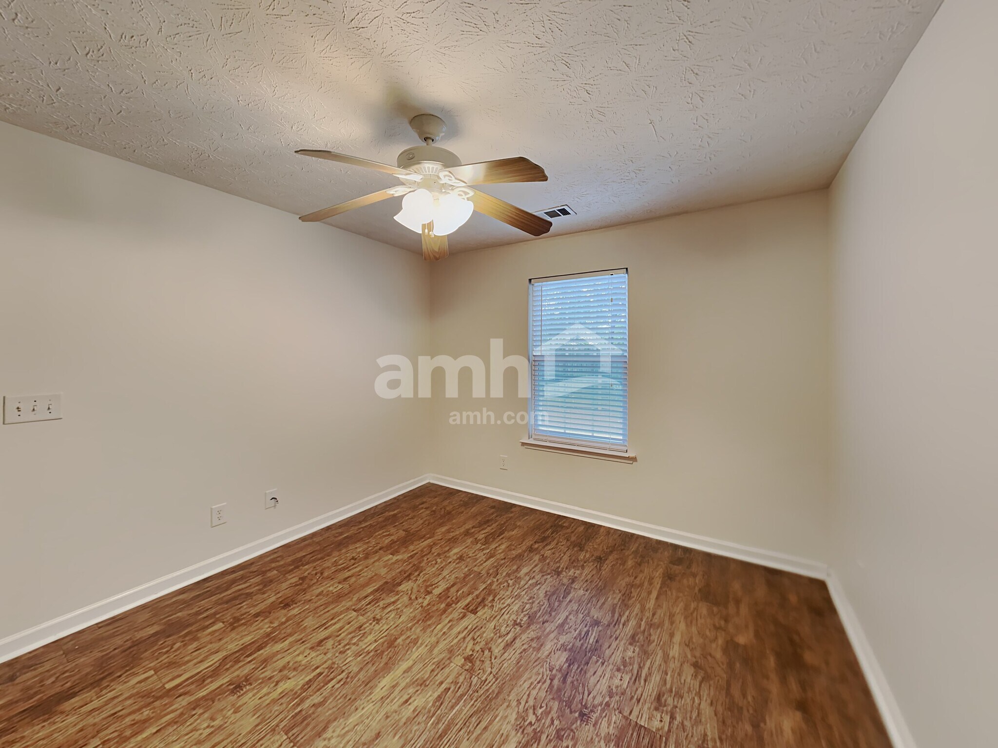 Building Photo - 307 Meadows Ln