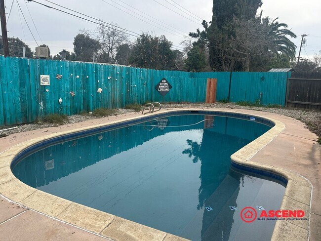 Building Photo - Stunning 4 Bedroom Home Near Shopping Center!