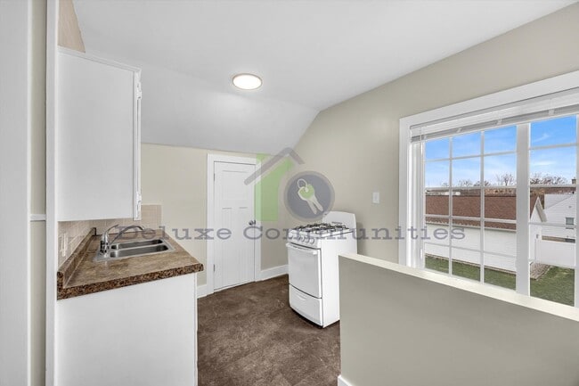 Building Photo - Completely Remodeled 2 Bed- Available Now!!