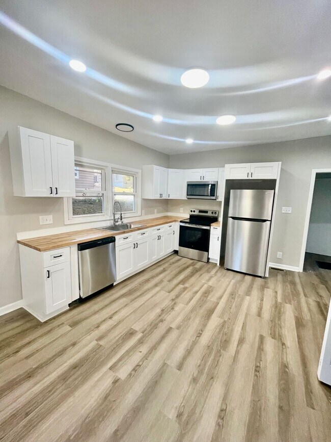 Building Photo - Welcome to this charming 3-bedroom, 1-bath...