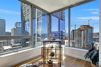 Building Photo - Bright and Modern World-Class Condo