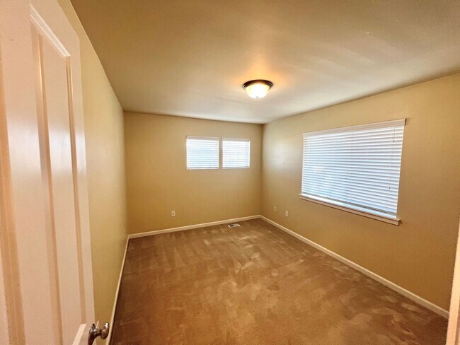 Building Photo - MOVE IN READY: 4bd 2.5ba 2,086 sq ft