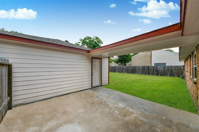 Building Photo - 15834 Fern Basin Dr