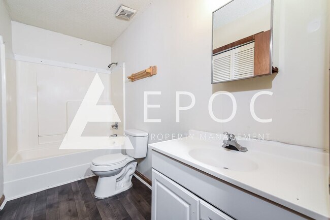 Building Photo - 638 S Elm St