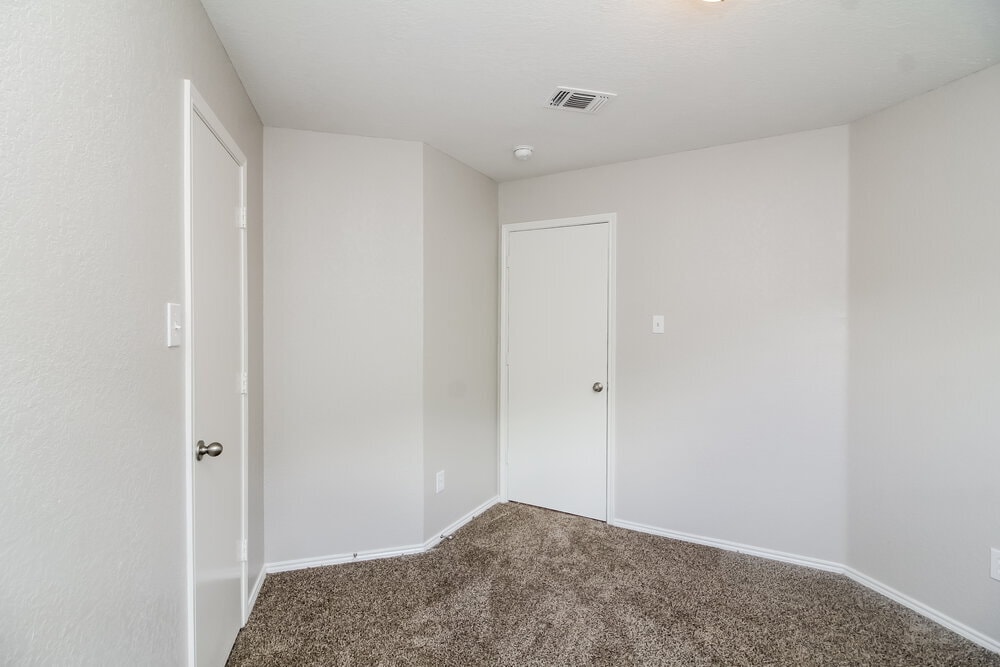 Building Photo - 900 Springfield Dr