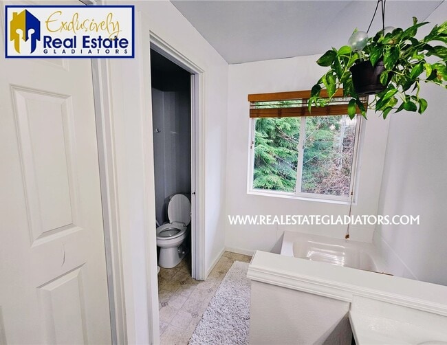 Building Photo - 4 Bed 2.5 Bath in River King Estates - Dog...
