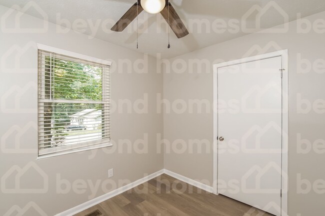 Building Photo - Beautifully renovated 3 bedroom / 2 full b...